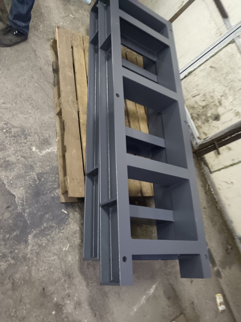 Подробнее о статье Порошковая покраска vs жидкая краска: что лучше для улицы в Смоленске?