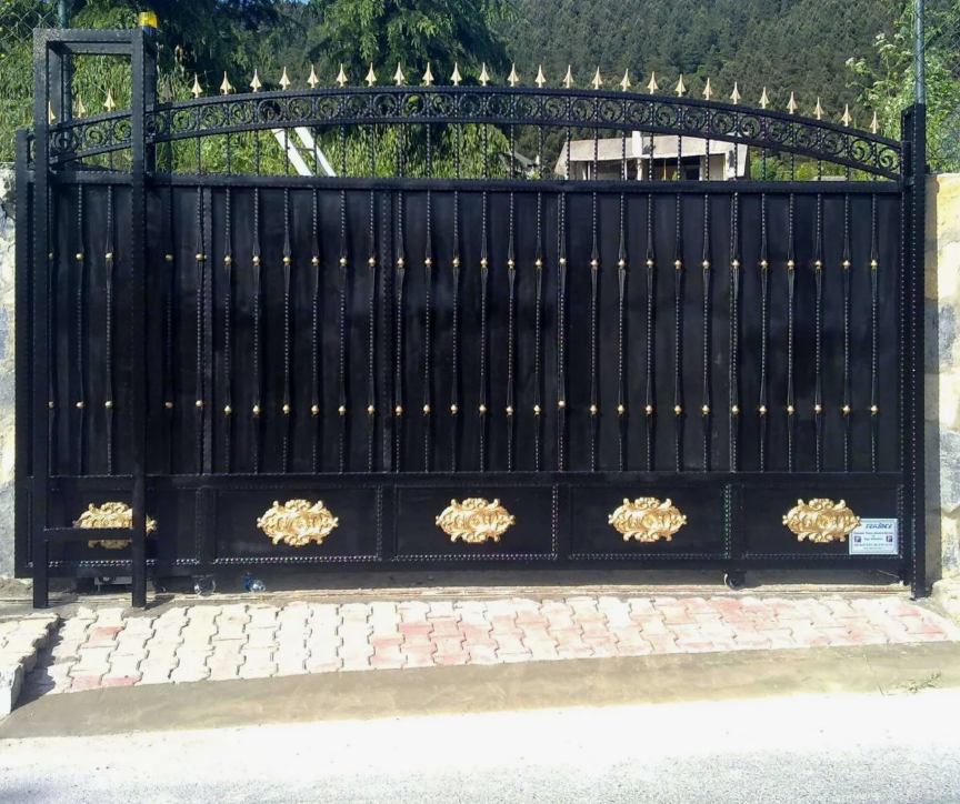 Подробнее о статье Кейс: покраска 7,5-метровых ворот целиком в Смоленске — без разборки